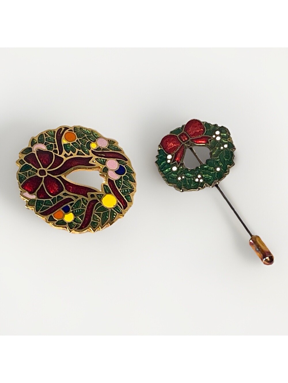 VTG Centennia 1979 Cloisonne Enamel on Brass Christmas Wreath Brooch Stick Pin